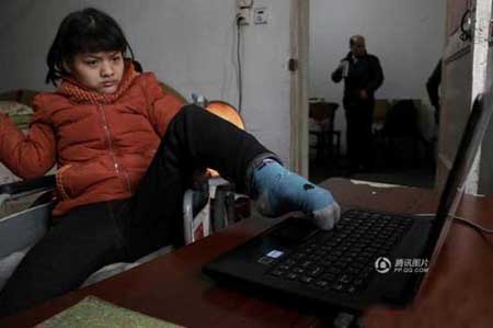 رمان نویسی کودک معلول با یک پا +عکس