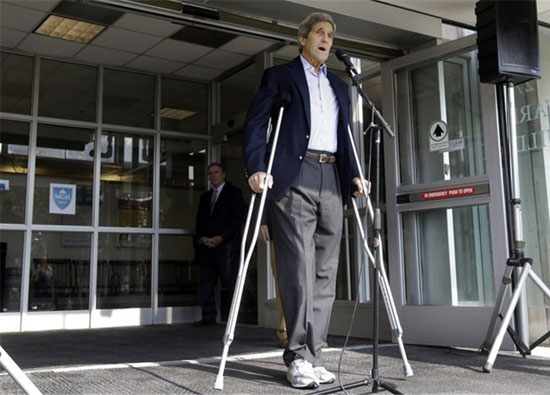 جان کری پس از ترخیص از بیمارستان +عکس