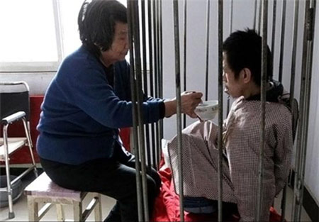 اخبار, اخبار حوادث,اقدام دردناک مادر چینی, نگهداری بچه در قفس