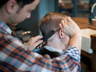 کوتاه کردن موی مردان,ابداع کوتاه کردن موی مردان