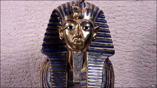 افتادن ریش ماسک طلایی توتان خامون فرعون مصر
