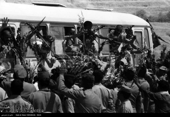 عکس: بازگشت نخستین گروه آزادگان به میهن - سال 69