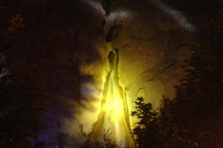 آبشار سمیرم در شب