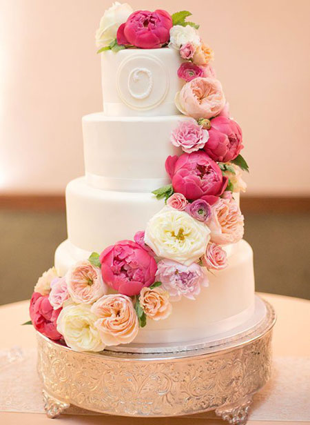 کیک عروس و داماد, تزیین کیک با گل های طبیعی
