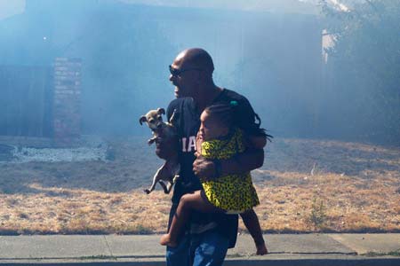 فرار یک شهروند آمریکایی از خانه اش همزمان با رسیدن شعله های آتش جنگل های کالیفرنیا 