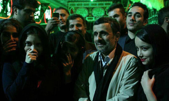 عکس‌های یادگاری مردم با احمدی نژاد در مراسم عزاداری