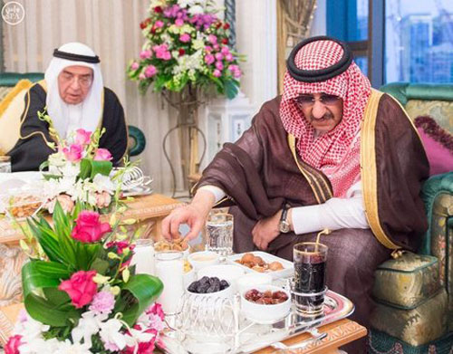 عکس: افطاری پادشاه عربستان سعودی