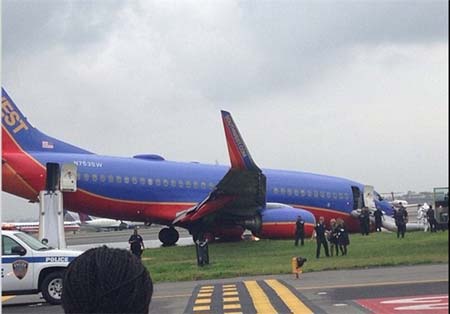 سقوط هواپیمای مسافربری,سقوط هواپیمای مسافربری در نیویورک,تصاویرسقوط هواپیمای مسافربری