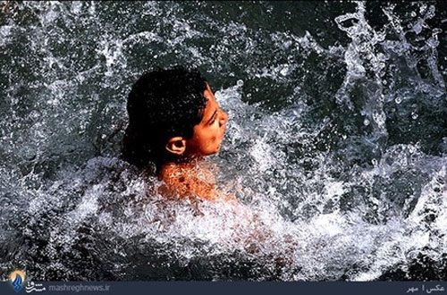 شنای کودکان در چشمه علی
