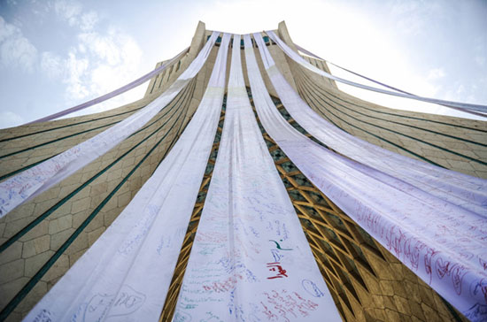 (تصاویر) آویختن «گزاره‌برگ ملی» از برج آزادی