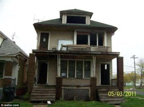 این خانه را می خرید؟ قیمت فقط یک دلار!