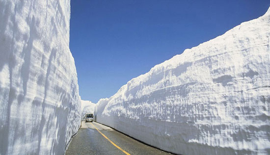 دیوار برفی با ارتفاع 20 متر