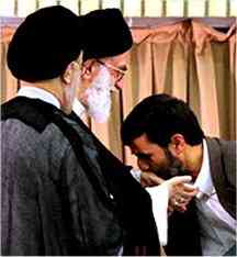 در مراسم تنفیذ، احمدی نژاد دست آیت الله خامنه ای را می بوسد