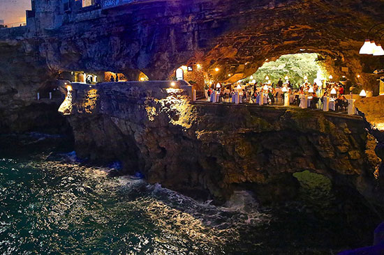مقصد هیجان انگیز: رستوران ایتالیایی لای صخره ها، رو به موج های دریا
