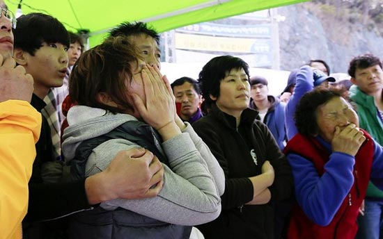 گریه برای دانش آموزان غرق شده کره جنوبی (عکس)