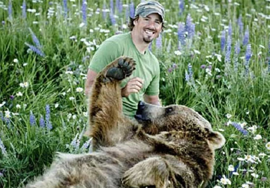 زندگی مسالمت آمیز با خرس غول پیکر! +عکس