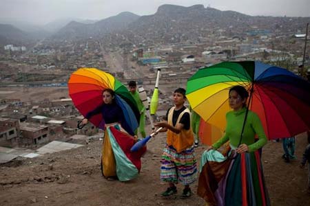 یک گروه تئاتر خیابانی در حومه شهر لیما پرو 