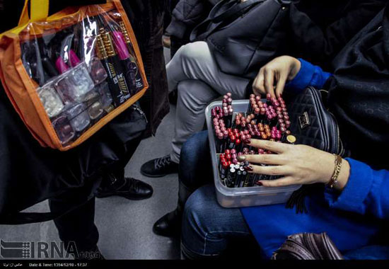 عکس: زنان دستفروش در مترو