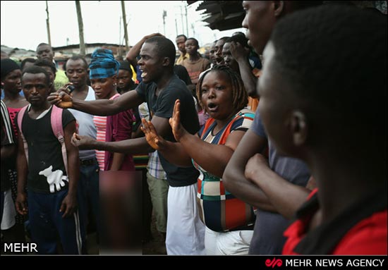 عکس: توسل به زور برای قرنطینه مبتلایان به ابولا!