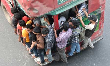 شهروندان داکایی سوار بر اتوبوس