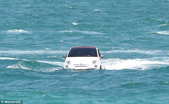شنا با اتومبیل فیات 500 در سواحل میامی!