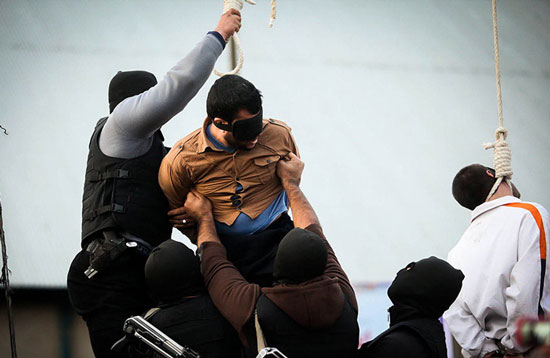 عکس: اعدام دو متجاوز در شیراز