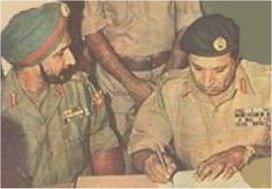 ژنرال نیازی سند تسلیم خود و نظامیانش را با حضور ژنرال جاگجی سینگ امضا می کند