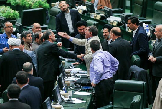 (تصاویر) حواشی حضور ظریف در مجلس