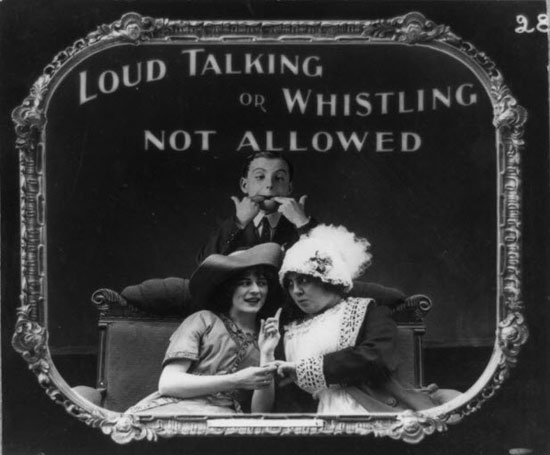 عکس‌های از ۱۰۰ سال پیش که برای آموزش آداب رفتار در سینما تهیه شده بودند