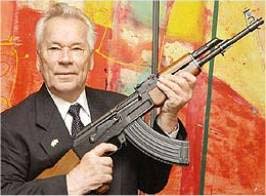 سرلشكر كالاشنیكوف با تفنگ معروفش AK-47