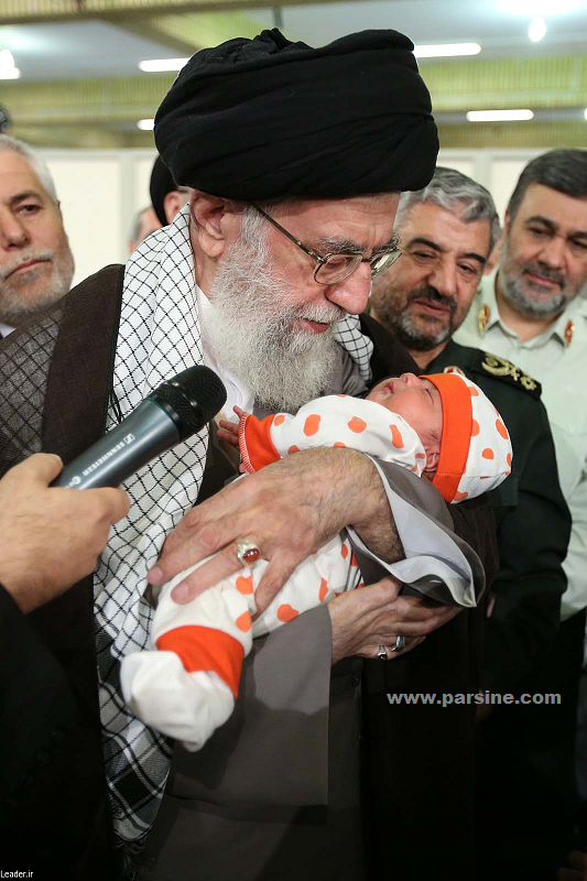 عکس: اذان رهبر انقلاب در گوش نوزاد