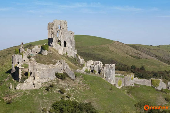تصاویر زیبایی از ۱۹ قلعه‌ی باستانی مخروبه در بریتانیا