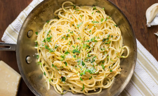 طرز تهیه اسپاگتی روغن زیتون و سیر