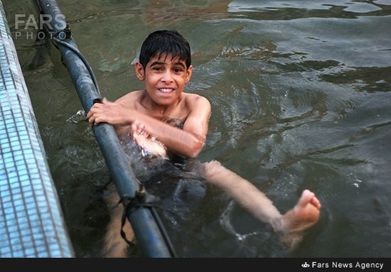 شنای کودکان در حوضچه های شهری
