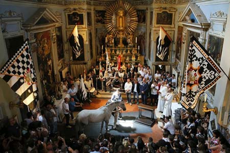  اجرای مراسم متبرک ساختن اسب در کلیسایی در شهر سیه نا  ایتالیا قبل از برگزاری مراسم مسابقه