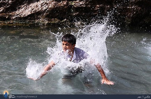 شنای کودکان در چشمه علی