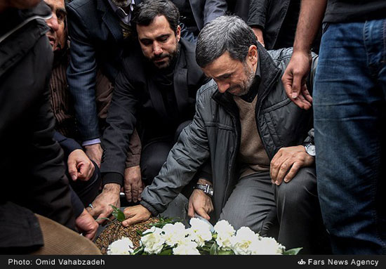 عکس: بغض احمدی نژاد در وداع با مادر
