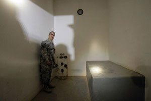آمریکایی ها دستشویی صدام را با خود می برند (+عکس)