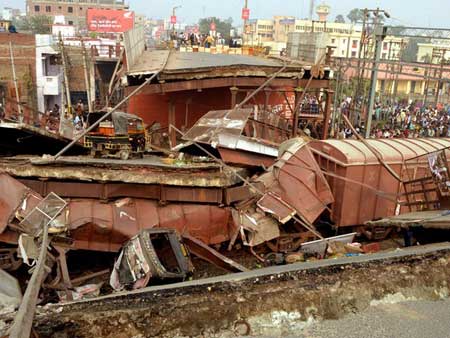 ریزش یک پل  در ایستگاه قطار شهر مظفرپور در بیهار هند