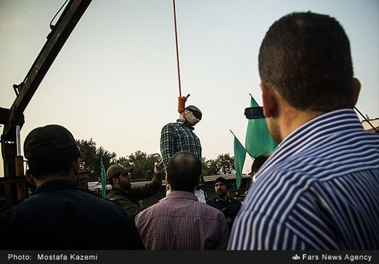 اعدام یک مجرم در ملأعام در ساری +عکس