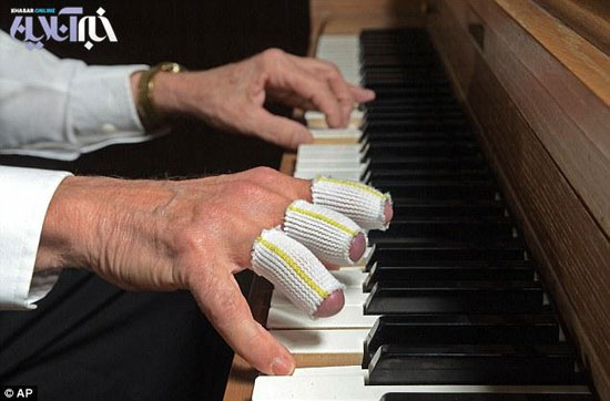پیرمردی که با انگشتان قطع شده پیانو میزند!