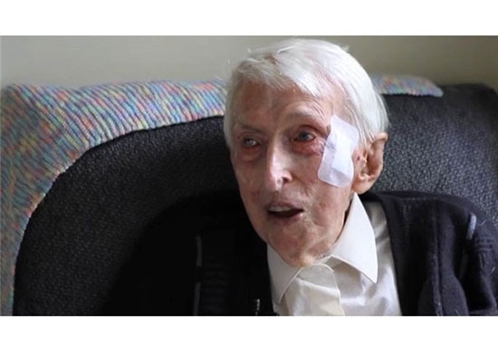 پیرمرد 109 ساله و بافت ژاکت برای پنگوئن ها!