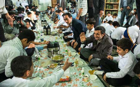ضیافت افطاری محمود احمدی نژاد,ضیافت افطاری محمود احمدی نژاد در مسجد سلمان فارسی
