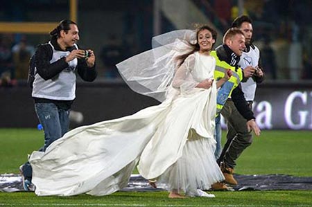 اخبار ,اخبار ورزشی ,توقف بازی یوونتوس توسط یک عروس زیبا