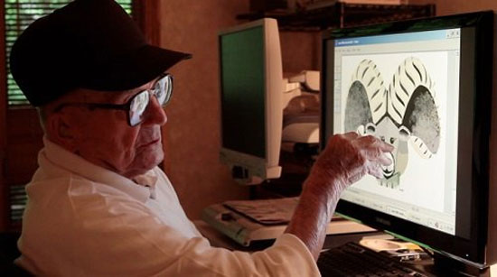 هنرنمایی پیرمرد ۹۷ ساله کم بینا با Paint