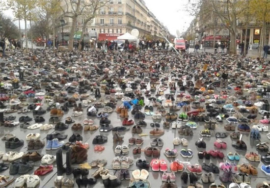 اعتراض با کفش های جفت شده! +عکس