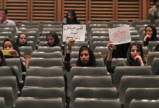 (تصاویر) حواشی حضور مطهری در دانشگاه‌ قزوین