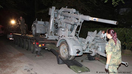 تانک و سلاح‌های جنگ جهانی در گاراژ یک خانه مسکونی در آلمان