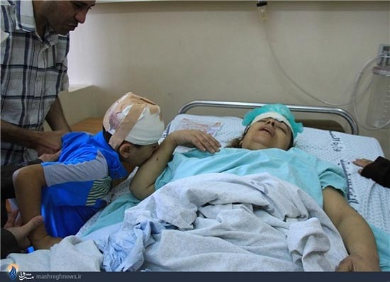 عکس دو صحنه دلخراش از حضور دو کودک اهل غزه بر جنازه پدر و مادرشان