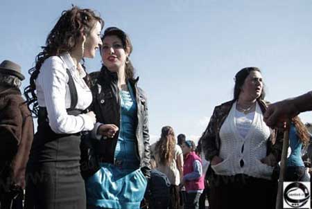 فروش دختران زیبا و کم سن و سال در بازار عروسی بلغارستان 